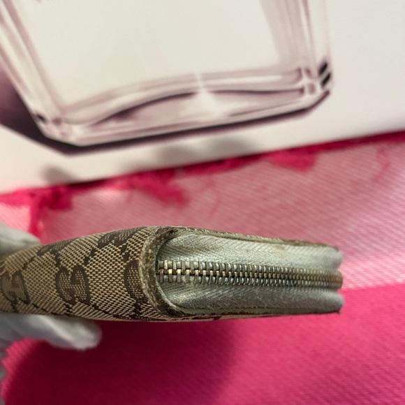 Gucci Beige and Brown Monogram Wallet - Picture 3 of 16